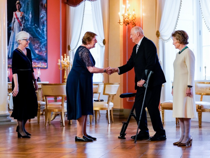 Lisbeth Kristine Røyneland har fått Kongens fortenestmedalje. Ho vart følgd til mottakinga av Kjersti Moås Martinussen. Foto: Lise Åserud / NTB